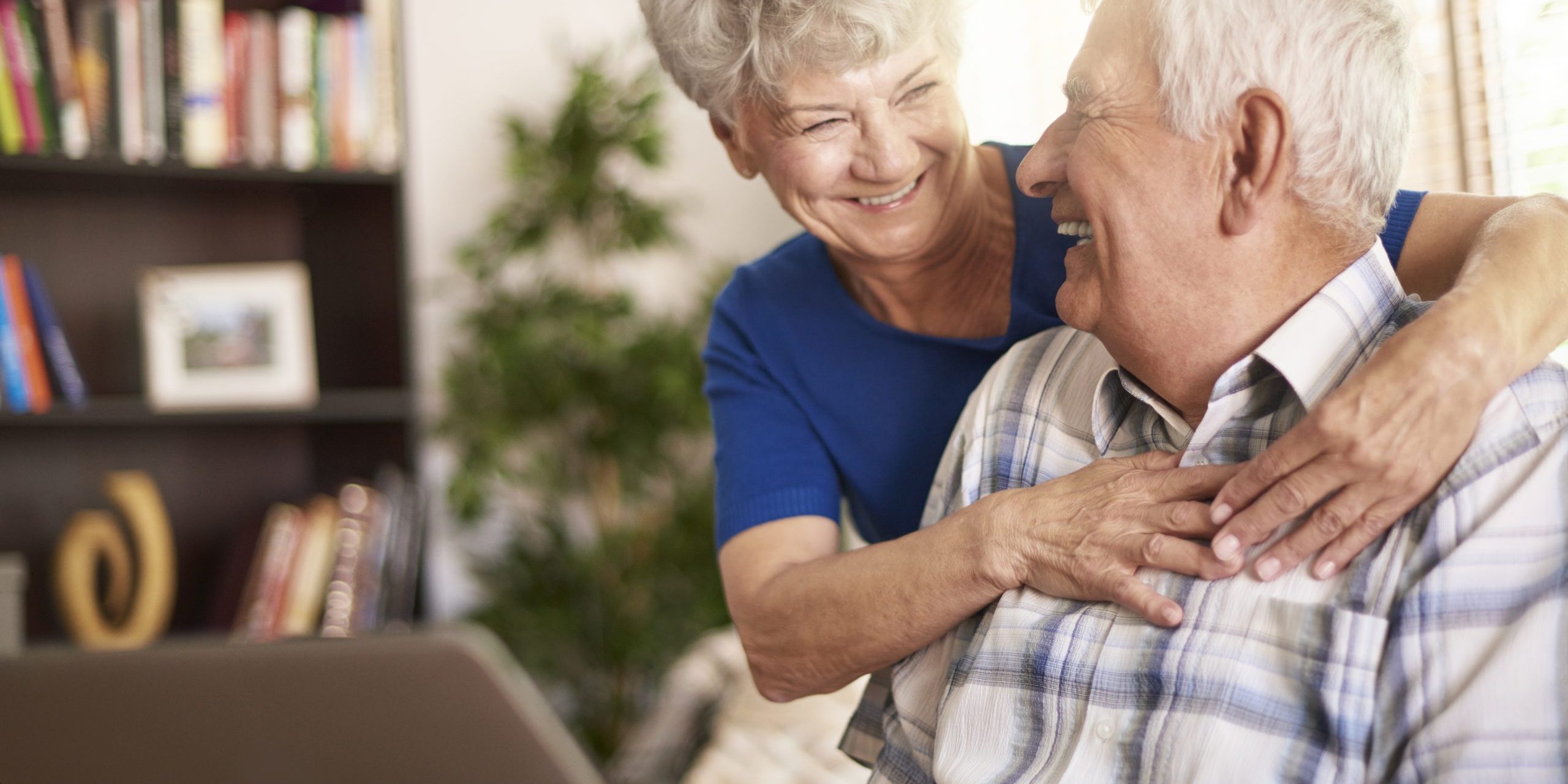 Senior marriage using laptop in the living room