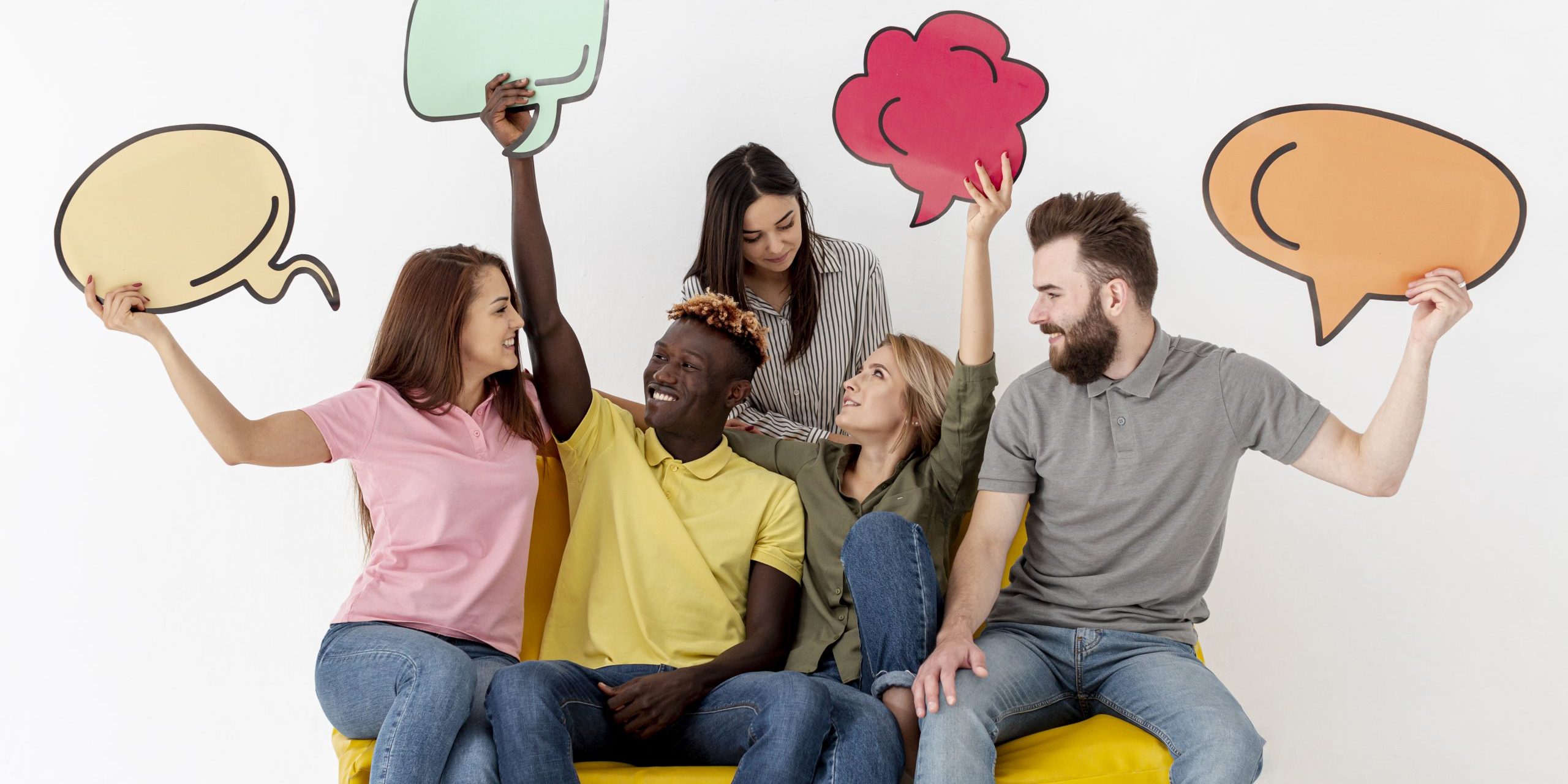 amigos-olhando-um-para-o-outro-e-segurando-o-balao-de-bate-papo